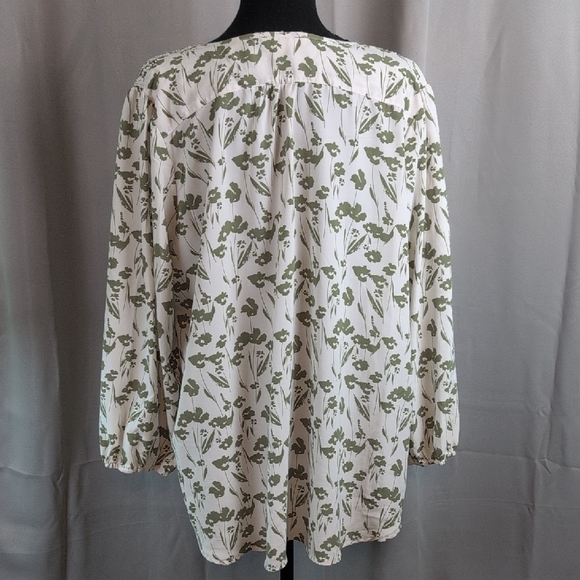 Chic Floral Blouse in Green and White - Picture 4 of 9